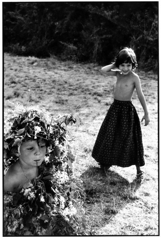 Children playing. © Martine Franck