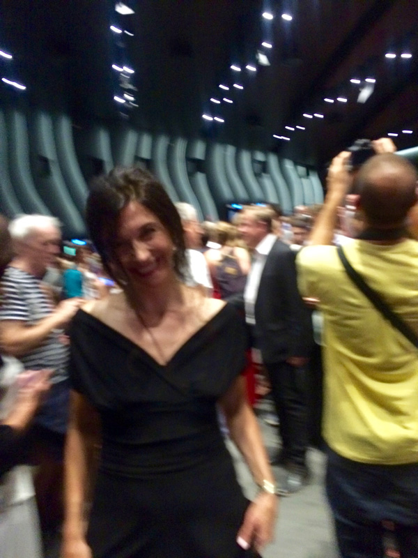 Jessica Woodworth und Peter Brosens (im Hintergrund, Mitte), die Regisseure von "King of the Belgians" nach der Weltpremiere bei den Filmfestspielen in Venedig.